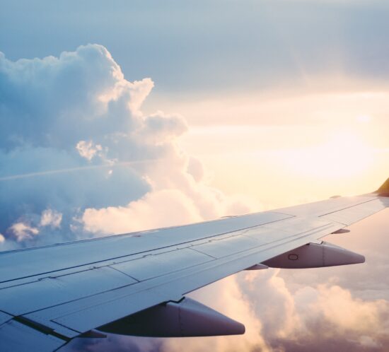 La vista dell'ala e del cielo dal finestrino di un aereo